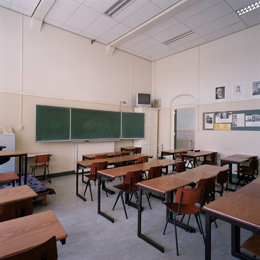 Onderwijs krijg je op school. Op de foto zie je een klaslokaal. Klik op dit blok voor meer informatie over onderwijs. Onderwijs krijg je op school. Op de foto zie je een klaslokaal. Klik op dit blok voor meer informatie over onderwijs.