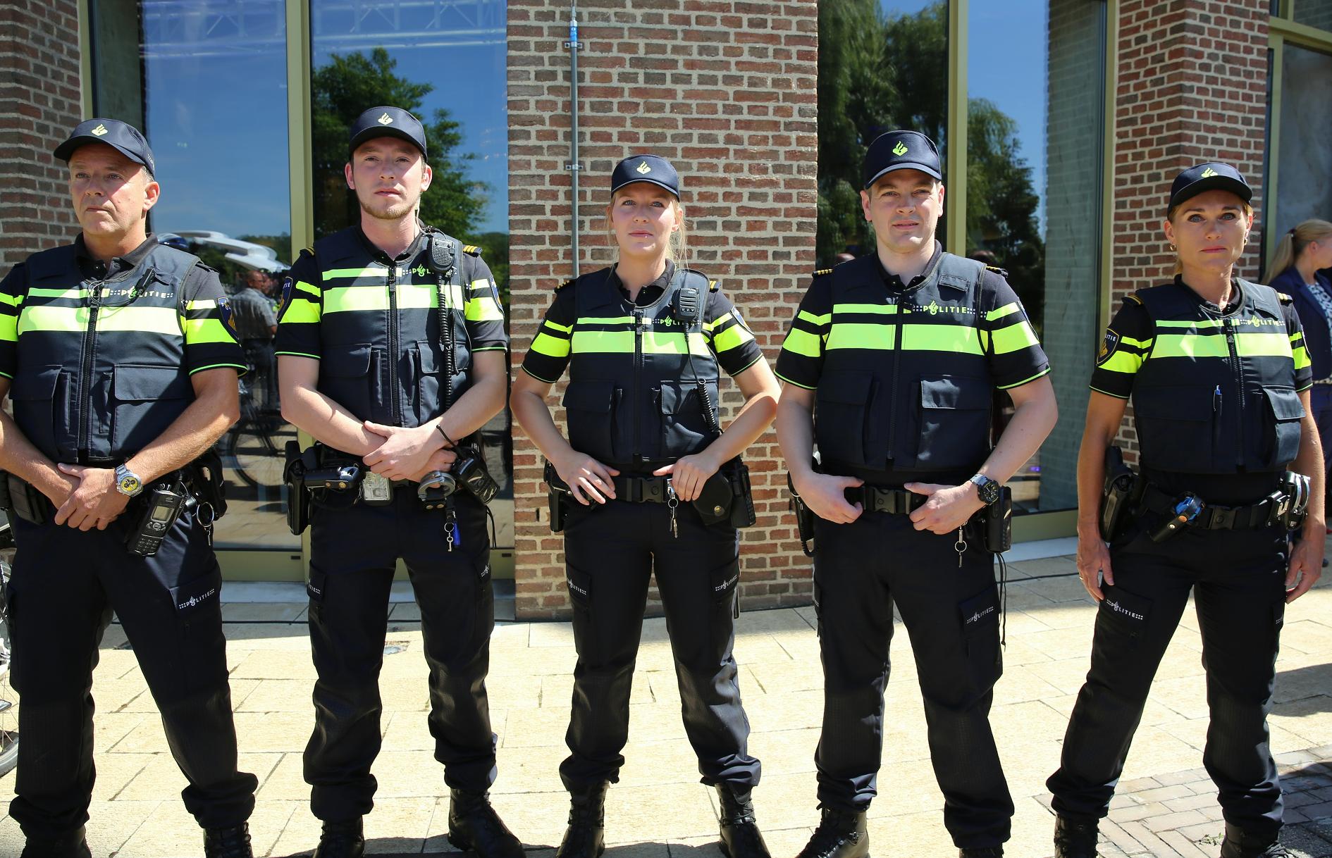 De politie moet ervoor zorgen dat het veilig is op straat. Op de foto zie je vijf politieagenten. Klik op dit blok voor meer informatie over veiligheid. De politie moet ervoor zorgen dat het veilig is op straat. Op de foto zie je vijf politieagenten. Klik op dit blok voor meer informatie over veiligheid.